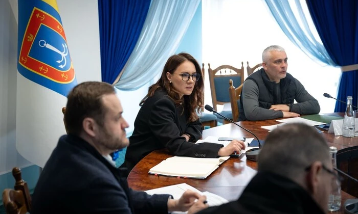 Гривня на столі з електричним обладнанням