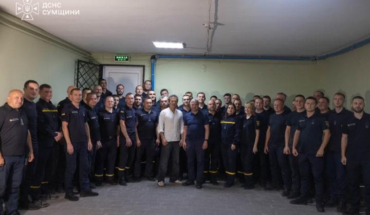 Vakarchuk sings to rescuers at the celebration