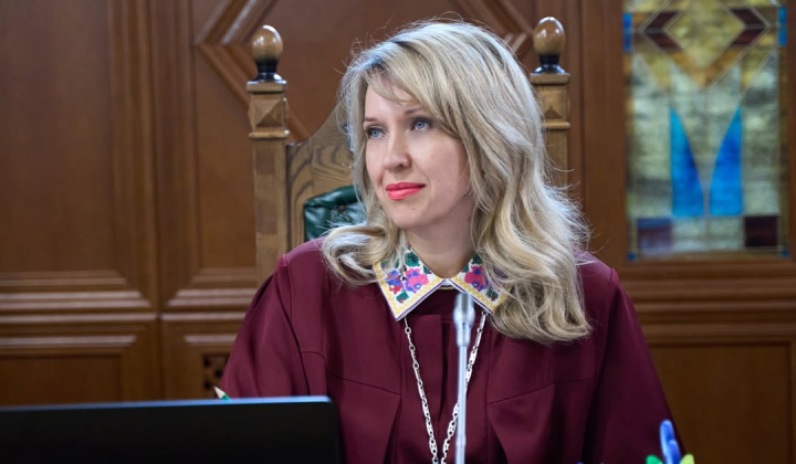 Судья рассматривает уголовное дело в зале