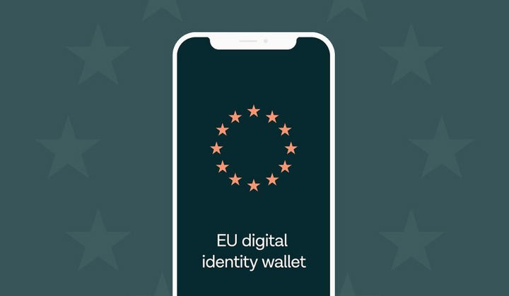 Людина торкається екрану смартфона