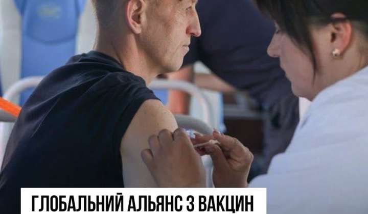 Лікар введе щеплення пацієнту