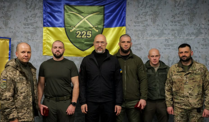 Шмигаль обсуждает закупку оружия на передовой