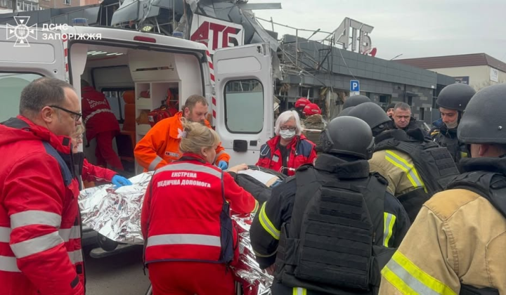 Постраждалі дитина, рятувальники та поліція