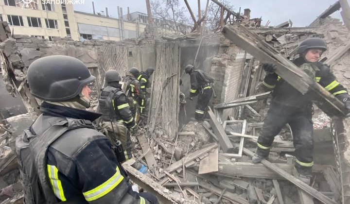 Кінологи ДСНС шукають людей під завалами