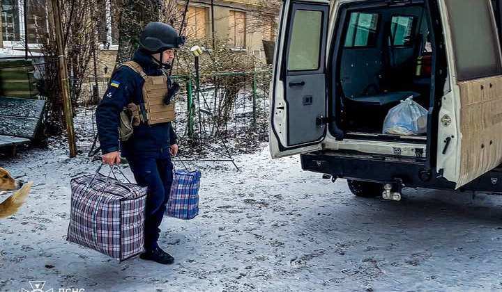 Літня пара евакуйована під обстрілами