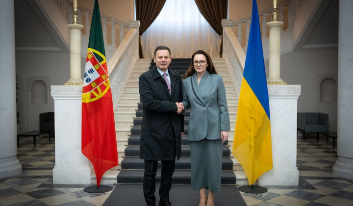 Прем'єр Португалії вручає чек Україні