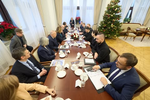 Зеленський обговорює санкції проти Росії