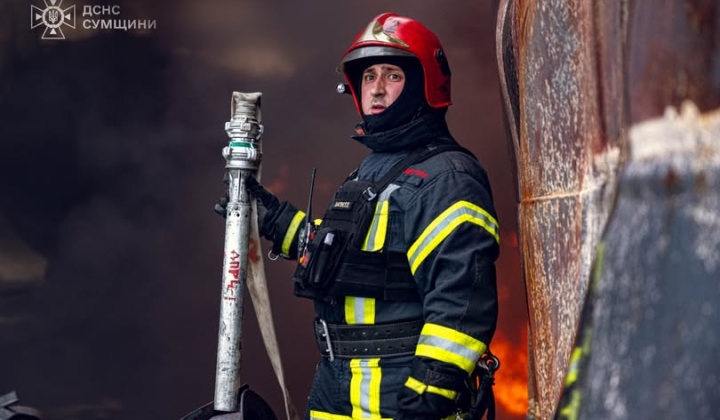 Рятувальники гаслять пожежу в Україні