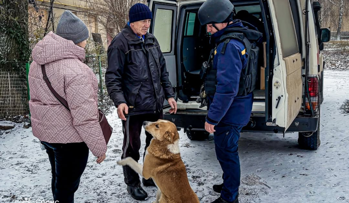 Evacuation of an elderly couple from Odnorobivka