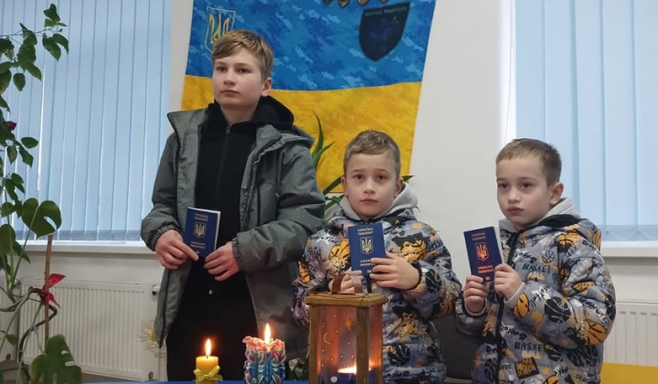 Пластуни зігрівають візит до паспортного столу