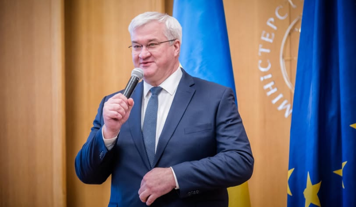 Марка 'Дипломатия на острие' выпущена