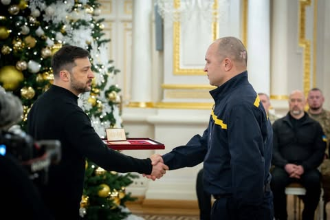 Зеленський нагороджує героїв-рятувальників