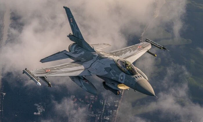 Женщина-пилот на фоне истребителя F-16