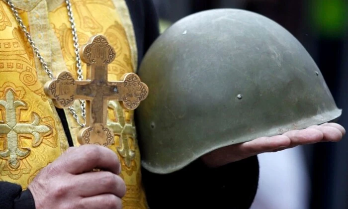 Священнослужители радуются свободе от мобилизации