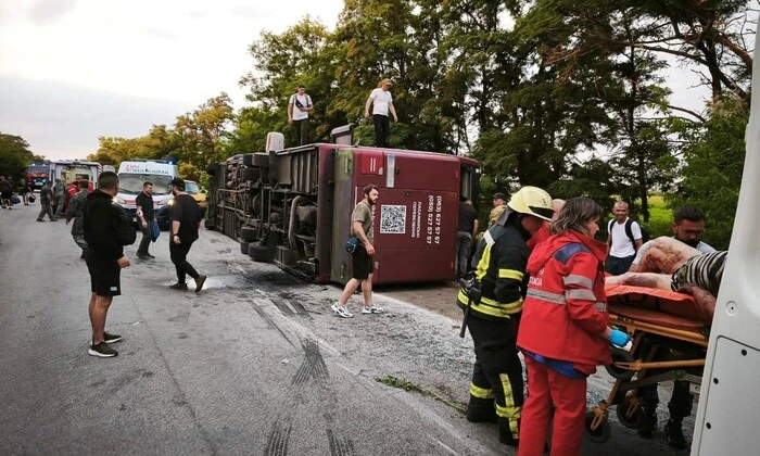 ДТП на Дніпропетровщині: перекинувся двоповерховий автобус