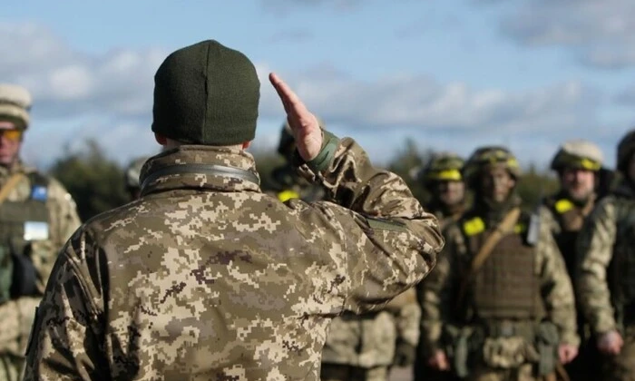 Чоловік пенсійного віку військовослужбовець в ЗСУ