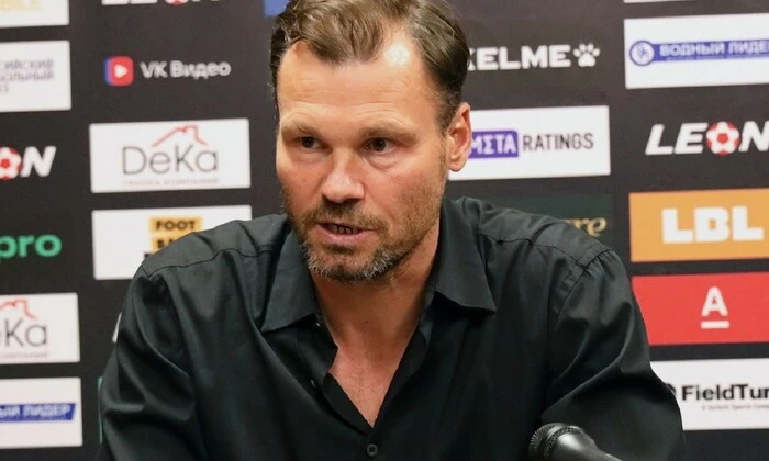 Футболист играет на поле в Мариуполе