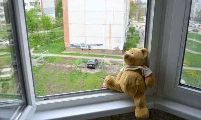 Жінка викидає дитину з вікна