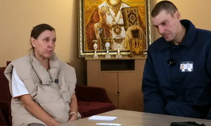 Мати в таборі військових в'язнів