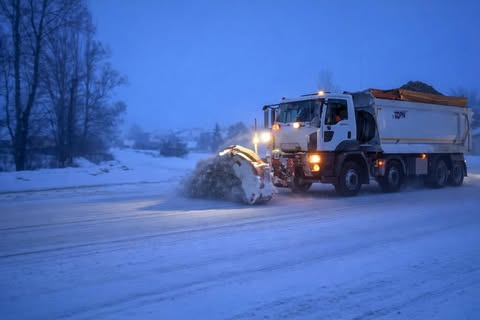 Неустойчивая погода в Украине, техника на дорогах