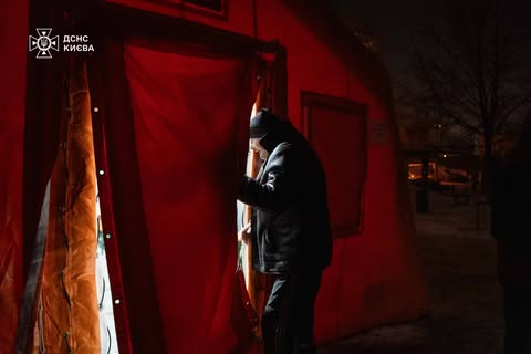 Мобільний пункт незламності вночі