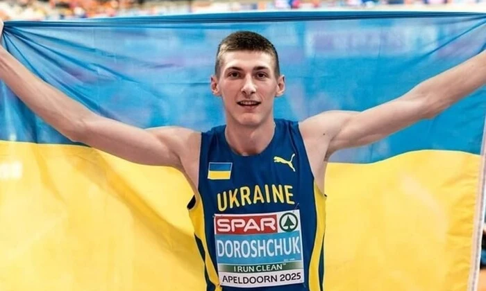 Прыгун Дорощук на пьедестале с бронзовой медалью