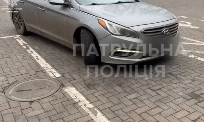 Водій незаконно припаркувався на місці для інвалідів