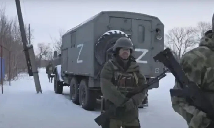 Плакат с припиской: 'Запрещено показывать пропагандистский фильм РФ'