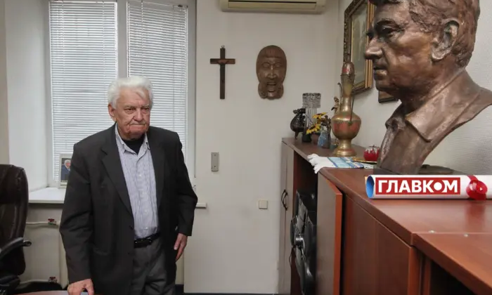 Горить автомобіль з червоно-блакитною фарбою