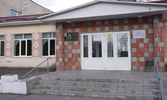 Вчитель вилає та б'є учня