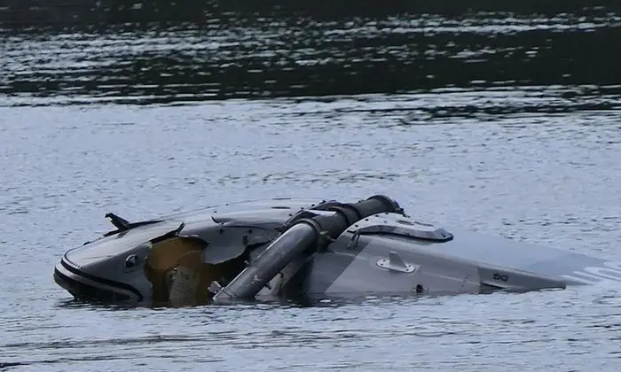 Військовий вертоліт у німецькій річці