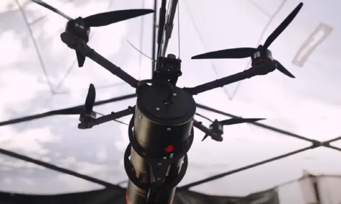 Логотип технологического спорта на фоне Украинского флага