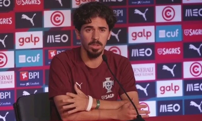 Portuguese footballers received wristbands in honor