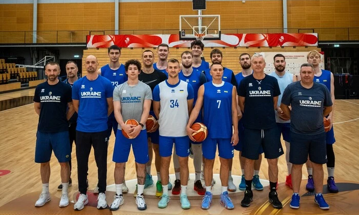 Збірна України грає в баскетбол