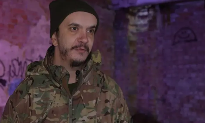 Боец ВСУ в окопе с россиянами