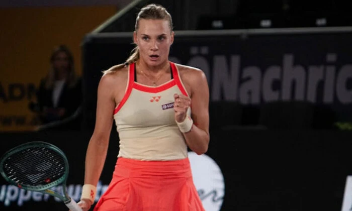 Ястребская ударяет ракетку на теннисном корте