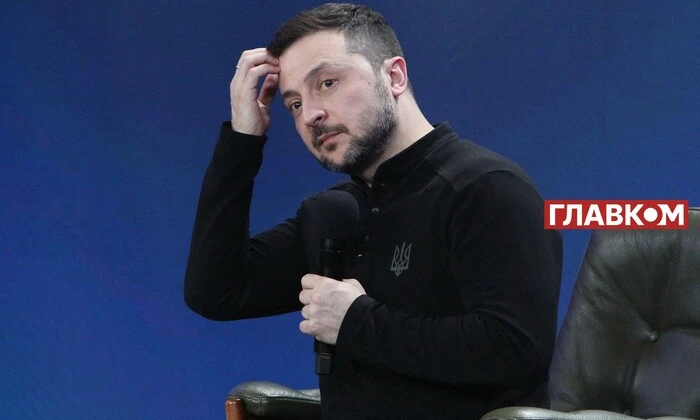 Озброєні солдати у формі на фоні міста