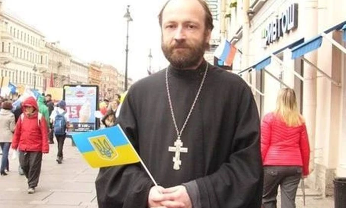 Священник под арестом с украинским флагом