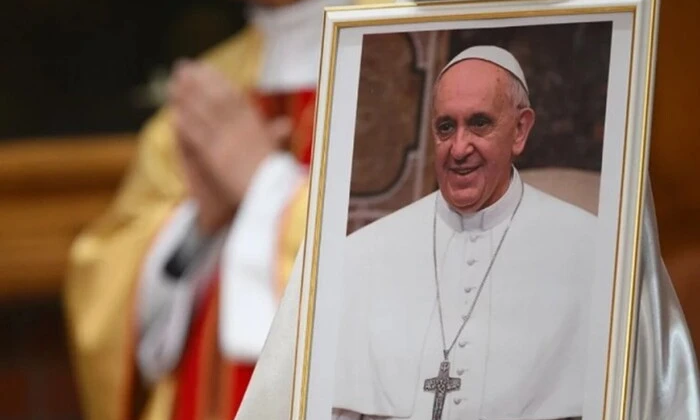 Схема заробітку на Папі Римському: шахраї