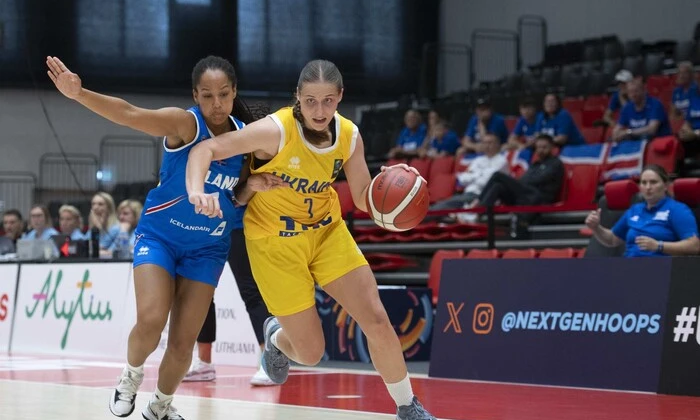 Девушка баскетболистка выполняет бросок мяча