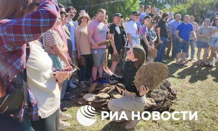 У Пермському краї відбулися змагання: росіяни кидались коров'ячим гноєм