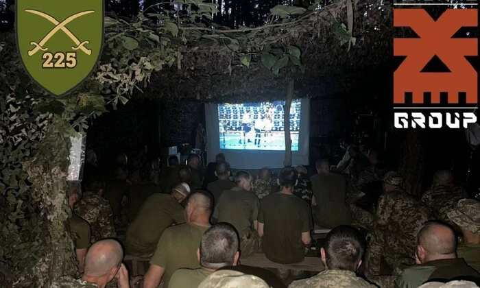 Военные поддерживают Усика на передовой