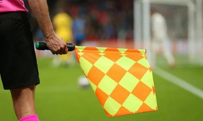 Суддя розглядає гру Ліги конференцій