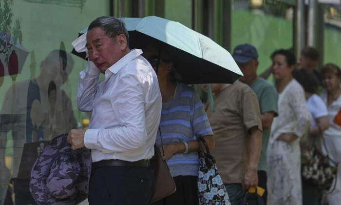 Китай відновлює антиковідні заходи