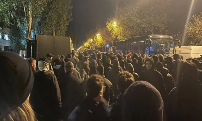 Брутальные фанаты напали на игроков