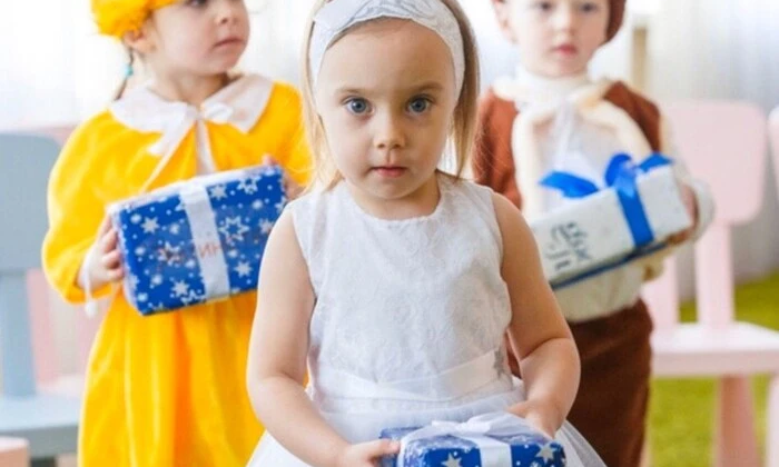 Дитині не дали подарунок через мову