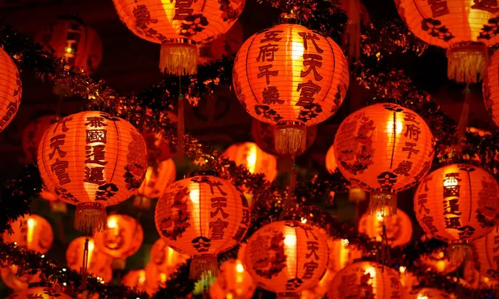 Люди, праздник, дракон та роштампи