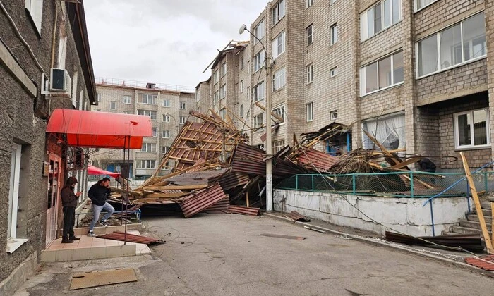 Непогода в Сибири - разрушенные крыши и деревья