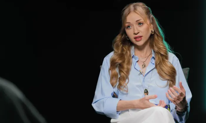 Изображение певицы Валевской на фоне грустных мыслей