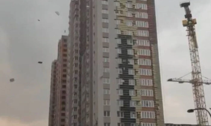 Непогода в Киеве. Разбирают недострой на Осокорках